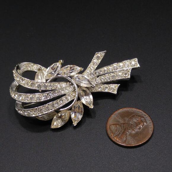 Vintage Lisner Clear Rhinestone Floral Ribbon Brooch, Rhodium Plated, 1960s - Picture 9 of 10